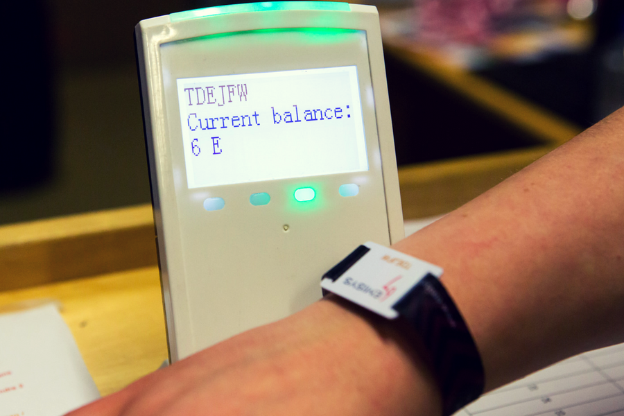 Instant balance checks to see how much money’s left on the bracelet